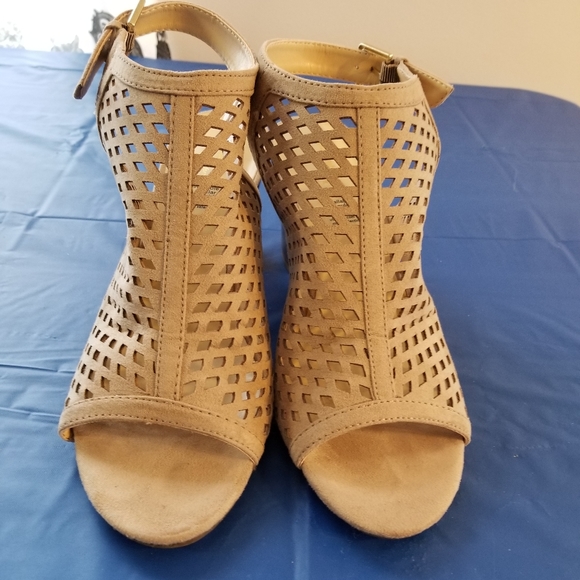 Shoes - Picture 1 of 4